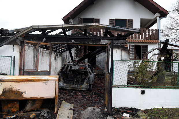 Новинару и бившем полицајцу запалили кућу (ФОТО)